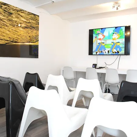 Family Retreat, Forested Anhee